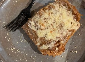 Una foto de Fideos con frijoles y queso gratinado (horno eléctrico)