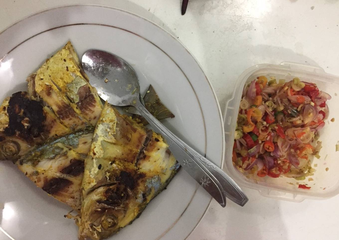 Sambal ikan goreng pedas kuning di malam hari