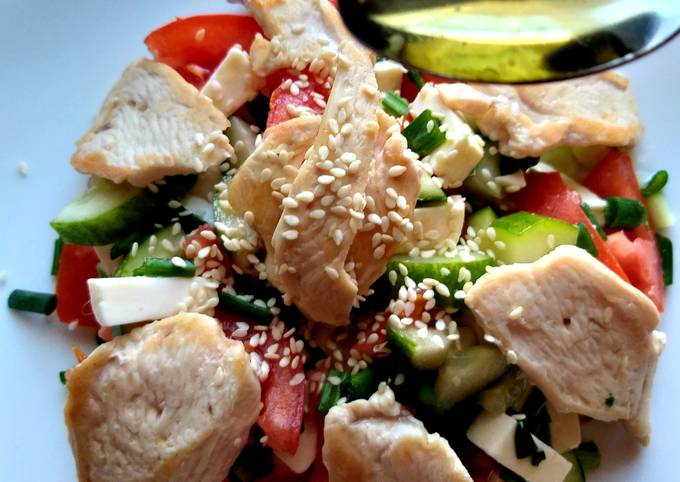 Салат с творожным сыром и куриным филе