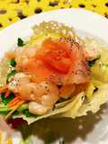 Cestini di Parmigiano con salmone affumicato, gamberetti e semi di papavero