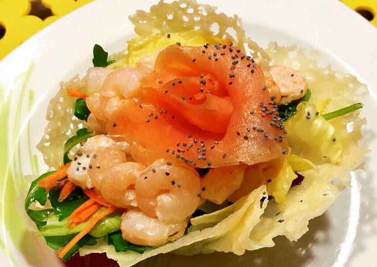Cestini di Parmigiano con salmone affumicato, gamberetti e semi di papavero