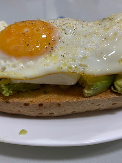Foto principal de Tosta de huevo queso y aguacate