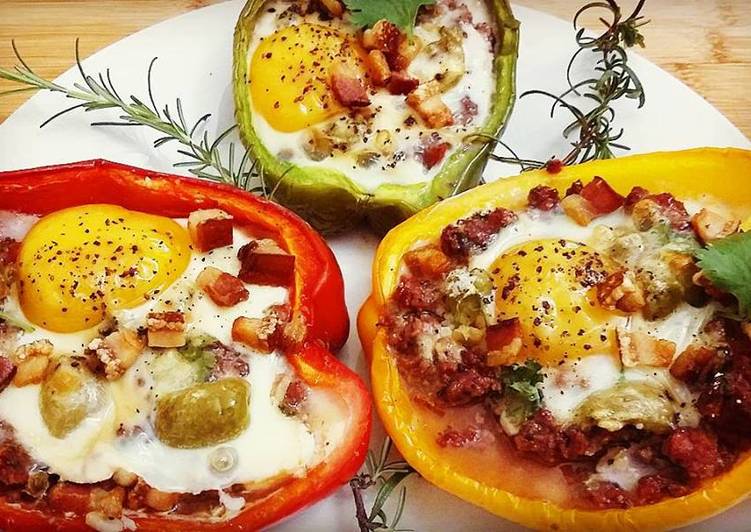 Pimentões Assados Recheados com carne moída, Azeitonas, Coentro,
Parmesão, Ovo e Bacon - Tudogosreceitas