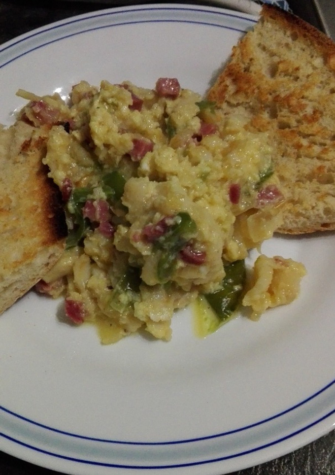 Una foto de Revuelto de migas de bacalao