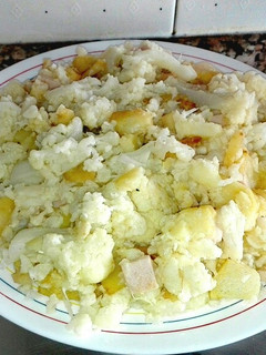 Una foto de Coliflor al ajillo con patatas y pavo