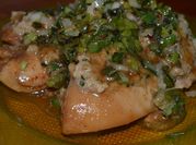 Una foto de pollo con cilantro y habanero