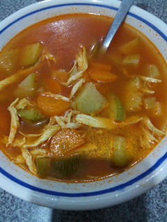 Una foto de Caldo de verduras enchipotlado