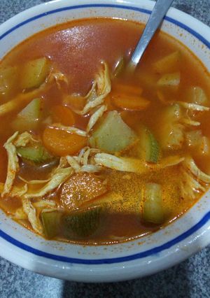 Una foto de Caldo de verduras enchipotlado