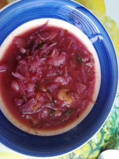 Una foto de Entra al reto. Sopa de col morada con patatas y poro