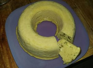 Una foto de Rosca de elote con rajas de chile y queso asadero