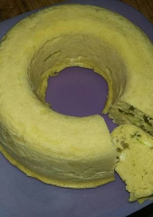 Una foto de Rosca de elote con rajas de chile y queso asadero