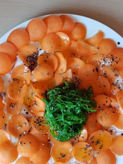 Una foto de Carpacho de pulpo y zanahoria