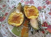 Una foto di ananas dolce al cucchiaio