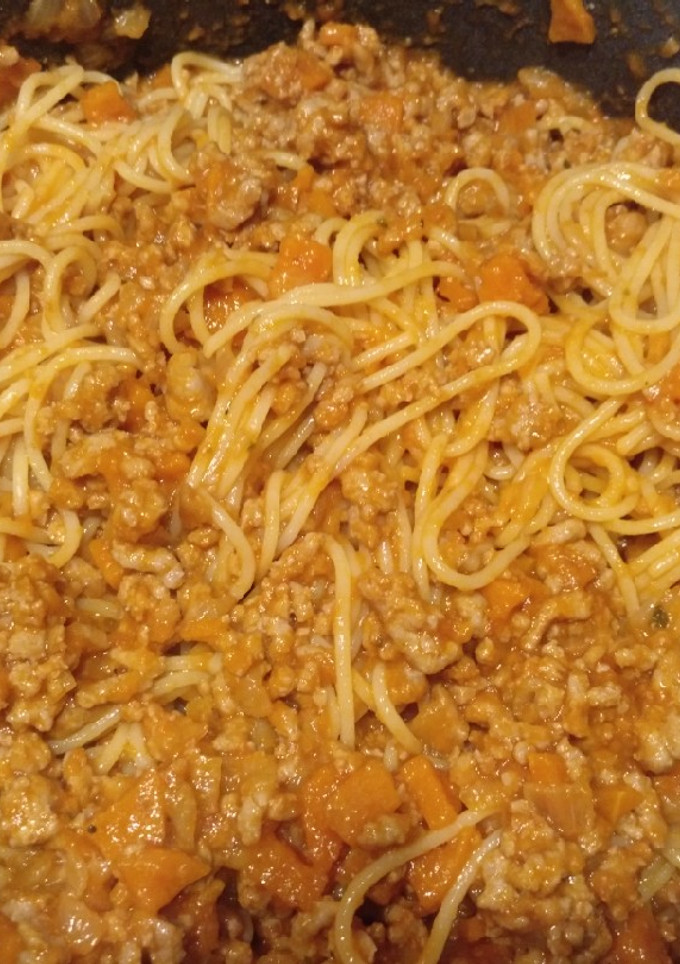 Una foto de Spaghettis boloñesa con toque pimentón