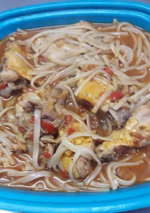 Una foto de Guiso de Alitas con tallarines