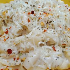 A picture of White sauce pasta.
