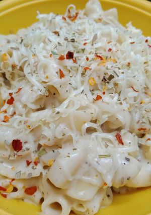 A picture of White sauce pasta.