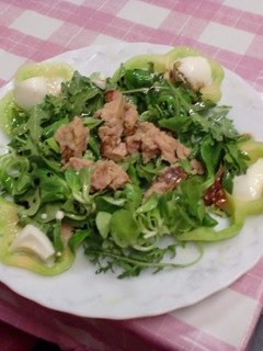Una foto de Ensalada con atún y queso fresco
