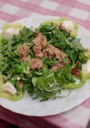 Foto principal de Ensalada con atún y queso fresco