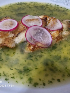 Una foto de Rodaballo a la plancha con su veolute verde