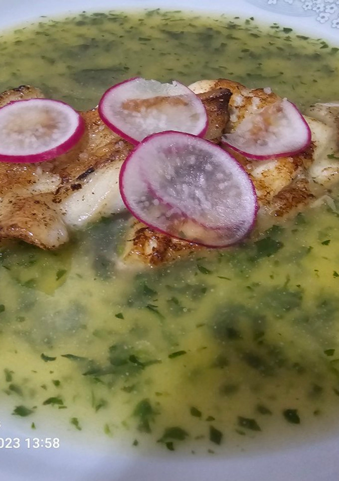 Una foto de Rodaballo a la plancha con su veolute verde
