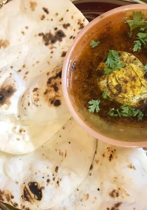 A picture of Chikkar choley and tawa naan.