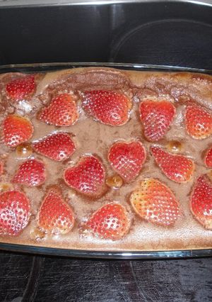Una foto de Tarta de cacao, queso y fresas Angélica