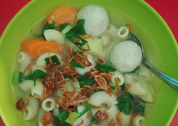 Bagaimana Membuat Sup makaroni Bakso Ayam, Lezat