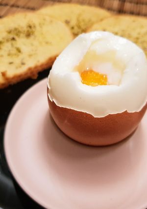 Lágy tojás sült vajas-oregános kiflivel recept fotója