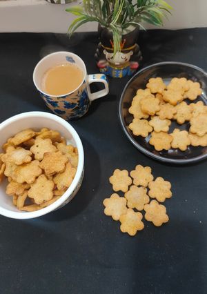 टी टाइम फ्लावर मट्ठी रेसिपी मुख्य फोटो