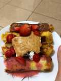 Takjil simpel! Roti gulung isi choco bar topped by strawberry juice&vanilla ice cream