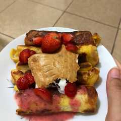 A picture of Takjil simpel! Roti gulung isi choco bar topped by strawberry juice&vanilla ice cream.