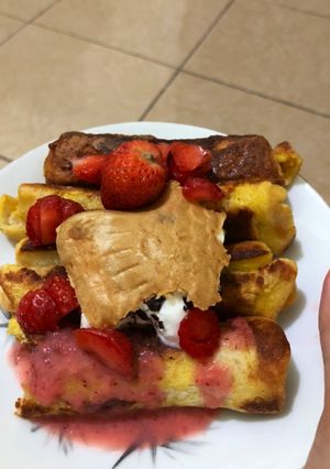 Foto resep Takjil simpel! Roti gulung isi choco bar topped by strawberry juice&vanilla ice cream