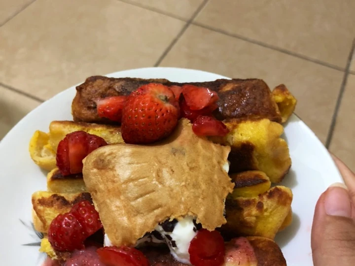 Langkah Gampang Membikin Resep Takjil simpel! Roti gulung isi choco bar topped by strawberry juice&amp;amp;vanilla ice cream yang Sempurna Anti Ribet, Lezat
