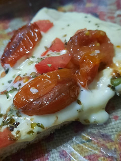 Una foto de Pizza con cherry explotados