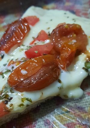 Una foto de Pizza con cherry explotados