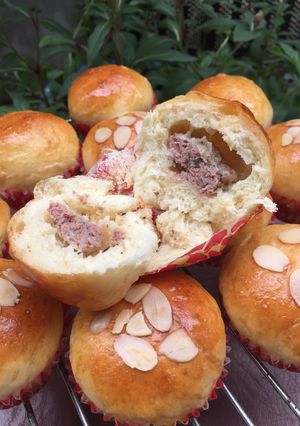 Hình của món Bánh mì ngọt nhân pate.