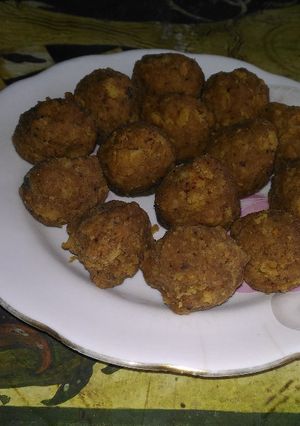 A picture of Methi gud ke laddu.