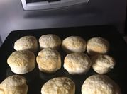 Una foto de scones salados con aceite