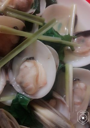 Hình của món Ngao hấp lá lốt.
