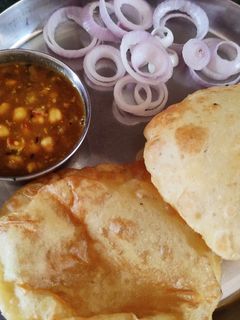 भटूरे(bhatura recipe in hindi) रेसिपी मुख्य फोटो