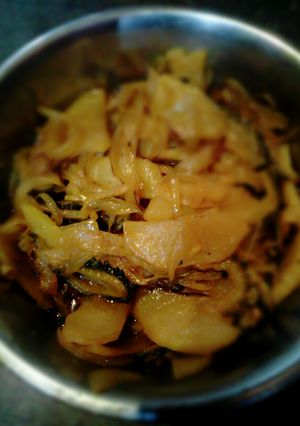 A picture of Tel korola (bitter gourd oil stir fry).