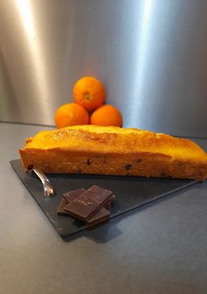 Une photo de Cake à l'orange et aux pépites de chocolat 🍊🍫