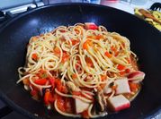 Una foto de pasta con camarones almejas