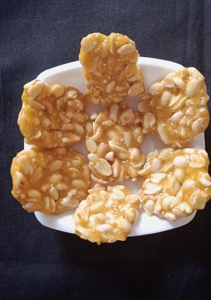 શીંગ ની ચીકી (Shing Chikki Recipe In Gujarati) રેસીપી મુખ્ય ફોટો