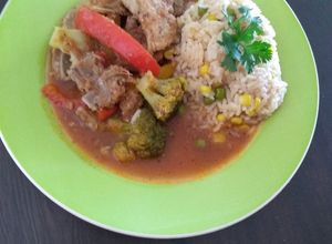 Una foto de Chuletas de cerdo con pimientos y brócoli en salsa de jitomate