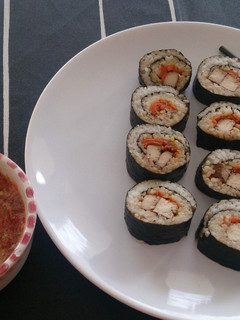 Una foto de Maki sushi de tofu marinado y zanahoria
