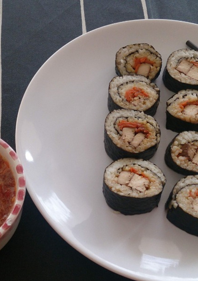 Una foto de Maki sushi de tofu marinado y zanahoria
