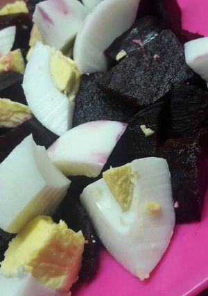 Una foto de Ensalada de remolacha con huevo