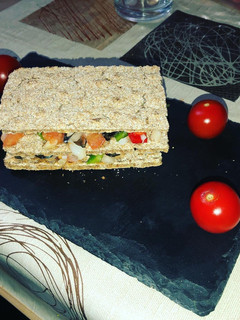 Una foto de Crackers de ensalada templada de bacalao